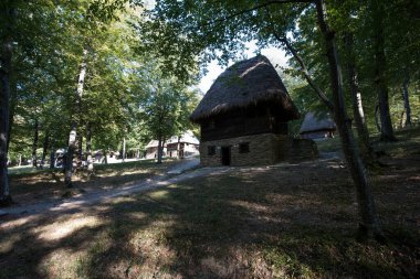 Kulübe kulübeler, kulübeler, kulübeler ve köylü evleri gibi, kirişlerden, dallardan yapılmış ve samanla kaplanmış, taş bir temele sahip, kapı ve pencereler de küçük.