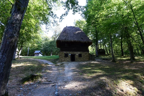 Kulübe kulübeler, kulübeler, kulübeler ve köylü evleri gibi, kirişlerden, dallardan yapılmış ve samanla kaplanmış, taş bir temele sahip, kapı ve pencereler de küçük.