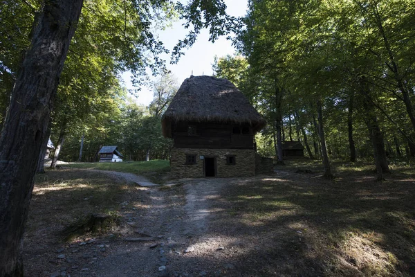 Kulübe kulübeler, kulübeler, kulübeler ve köylü evleri gibi, kirişlerden, dallardan yapılmış ve samanla kaplanmış, taş bir temele sahip, kapı ve pencereler de küçük.