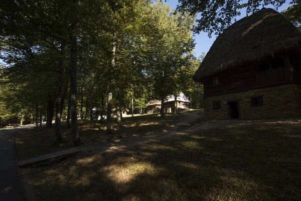 Kulübe kulübeler, kulübeler, kulübeler ve köylü evleri gibi, kirişlerden, dallardan yapılmış ve samanla kaplanmış, taş bir temele sahip, kapı ve pencereler de küçük.