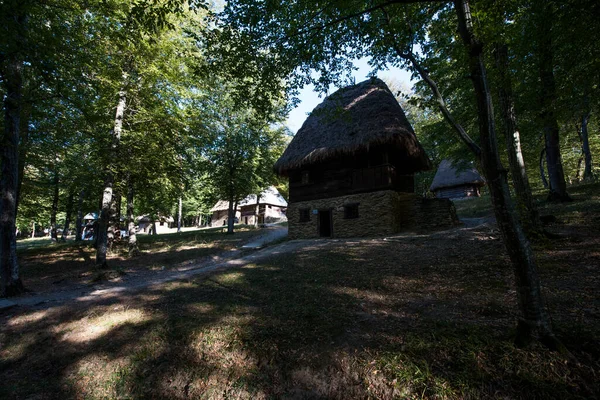 Kulübe kulübeler, kulübeler, kulübeler ve köylü evleri gibi, kirişlerden, dallardan yapılmış ve samanla kaplanmış, taş bir temele sahip, kapı ve pencereler de küçük.