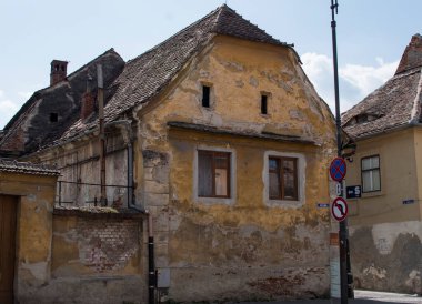 Sibiu 'nun tarihi merkezi şehrin merkezidir, üç pazarın etrafında yoğunlaşmıştır. Tarihi merkezde mimarsız evler inşa edilmiştir ve zanaatkarlar loncası bunları olasılıklara göre inşa etmiştir.