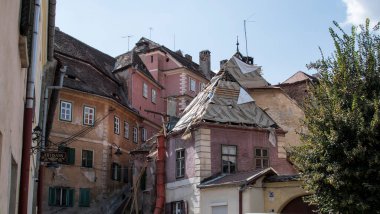 Sibiu 'nun tarihi merkezi şehrin merkezidir, üç pazarın etrafında yoğunlaşmıştır. Tarihi merkezde mimarsız evler inşa edilmiştir ve zanaatkarlar loncası bunları olasılıklara göre inşa etmiştir.