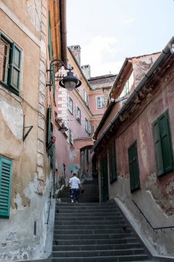 Sibiu 'nun tarihi merkezi şehrin merkezidir, üç pazarın etrafında yoğunlaşmıştır. Tarihi merkezde mimarsız evler inşa edilmiştir ve zanaatkarlar loncası bunları olasılıklara göre inşa etmiştir.