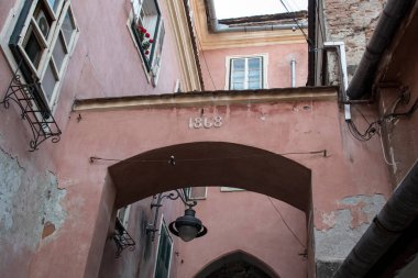 Sibiu 'nun tarihi merkezi şehrin merkezidir, üç pazarın etrafında yoğunlaşmıştır. Tarihi merkezde mimarsız evler inşa edilmiştir ve zanaatkarlar loncası bunları olasılıklara göre inşa etmiştir.