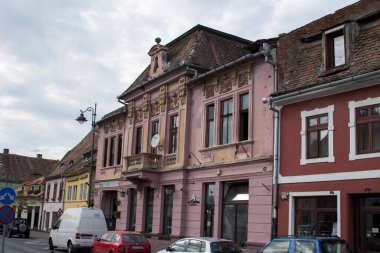 Sibiu 'nun tarihi merkezi şehrin merkezidir, üç pazarın etrafında yoğunlaşmıştır. Tarihi merkezde mimarsız evler inşa edilmiştir ve zanaatkarlar loncası bunları olasılıklara göre inşa etmiştir.