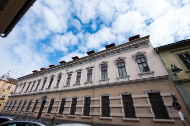 Sibiu 'nun tarihi merkezi şehrin merkezidir, üç pazarın etrafında yoğunlaşmıştır. Tarihi merkezde mimarsız evler inşa edilmiştir ve zanaatkarlar loncası bunları olasılıklara göre inşa etmiştir.