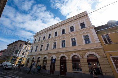 Sibiu 'nun tarihi merkezi şehrin merkezidir, üç pazarın etrafında yoğunlaşmıştır. Tarihi merkezde mimarsız evler inşa edilmiştir ve zanaatkarlar loncası bunları olasılıklara göre inşa etmiştir.