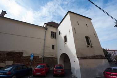 Sibiu 'nun tarihi merkezi şehrin merkezidir, üç pazarın etrafında yoğunlaşmıştır. Tarihi merkezde mimarsız evler inşa edilmiştir ve zanaatkarlar loncası bunları olasılıklara göre inşa etmiştir.