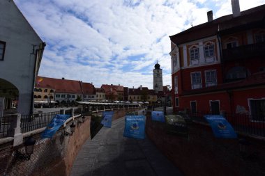 Sibiu 'nun tarihi merkezi şehrin merkezidir, üç pazarın etrafında yoğunlaşmıştır. Tarihi merkezde mimarsız evler inşa edilmiştir ve zanaatkarlar loncası bunları olasılıklara göre inşa etmiştir.