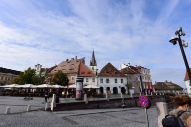 Sibiu 'nun tarihi merkezi şehrin merkezidir, üç pazarın etrafında yoğunlaşmıştır. Tarihi merkezde mimarsız evler inşa edilmiştir ve zanaatkarlar loncası bunları olasılıklara göre inşa etmiştir.