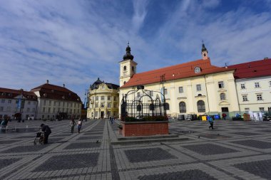 Sibiu 'nun tarihi merkezi şehrin merkezidir, üç pazarın etrafında yoğunlaşmıştır. Tarihi merkezde mimarsız evler inşa edilmiştir ve zanaatkarlar loncası bunları olasılıklara göre inşa etmiştir.