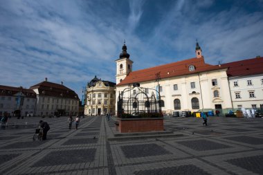Sibiu 'nun tarihi merkezi şehrin merkezidir, üç pazarın etrafında yoğunlaşmıştır. Tarihi merkezde mimarsız evler inşa edilmiştir ve zanaatkarlar loncası bunları olasılıklara göre inşa etmiştir.