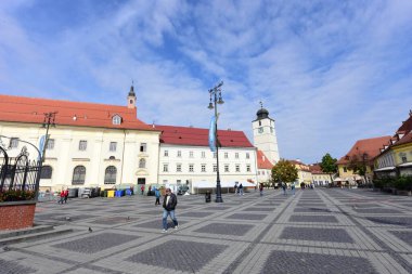 Sibiu 'nun tarihi merkezi şehrin merkezidir, üç pazarın etrafında yoğunlaşmıştır. Tarihi merkezde mimarsız evler inşa edilmiştir ve zanaatkarlar loncası bunları olasılıklara göre inşa etmiştir.