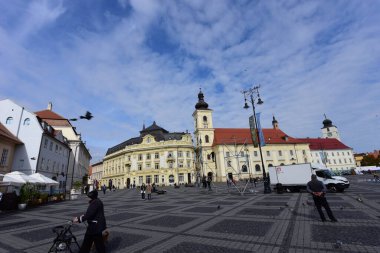 Sibiu 'nun tarihi merkezi şehrin merkezidir, üç pazarın etrafında yoğunlaşmıştır. Tarihi merkezde mimarsız evler inşa edilmiştir ve zanaatkarlar loncası bunları olasılıklara göre inşa etmiştir.