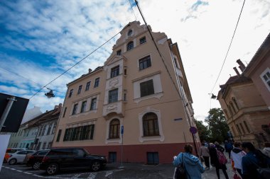 Sibiu 'nun tarihi merkezi şehrin merkezidir, üç pazarın etrafında yoğunlaşmıştır. Tarihi merkezde mimarsız evler inşa edilmiştir ve zanaatkarlar loncası bunları olasılıklara göre inşa etmiştir.