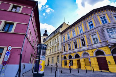 Sibiu 'nun tarihi merkezi şehrin merkezidir, üç pazarın etrafında yoğunlaşmıştır. Tarihi merkezde mimarsız evler inşa edilmiştir ve zanaatkarlar loncası bunları olasılıklara göre inşa etmiştir.