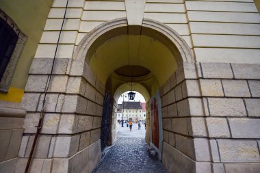 Sibiu 'nun tarihi merkezi şehrin merkezidir, üç pazarın etrafında yoğunlaşmıştır. Tarihi merkezde mimarsız evler inşa edilmiştir ve zanaatkarlar loncası bunları olasılıklara göre inşa etmiştir.