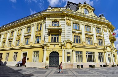 Sibiu 'nun tarihi merkezi şehrin merkezidir, üç pazarın etrafında yoğunlaşmıştır. Tarihi merkezde mimarsız evler inşa edilmiştir ve zanaatkarlar loncası bunları olasılıklara göre inşa etmiştir.