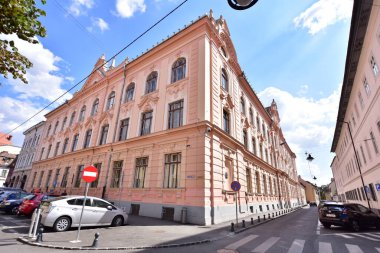 Sibiu 'nun tarihi merkezi şehrin merkezidir, üç pazarın etrafında yoğunlaşmıştır. Tarihi merkezde mimarsız evler inşa edilmiştir ve zanaatkarlar loncası bunları olasılıklara göre inşa etmiştir.