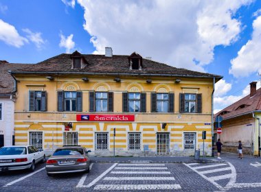 Sibiu 'nun tarihi merkezi şehrin merkezidir, üç pazarın etrafında yoğunlaşmıştır. Tarihi merkezde mimarsız evler inşa edilmiştir ve zanaatkarlar loncası bunları olasılıklara göre inşa etmiştir.