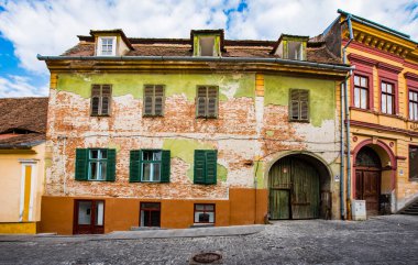 Sibiu 'nun tarihi merkezi şehrin merkezidir, üç pazarın etrafında yoğunlaşmıştır. Tarihi merkezde mimarsız evler inşa edilmiştir ve zanaatkarlar loncası bunları olasılıklara göre inşa etmiştir.