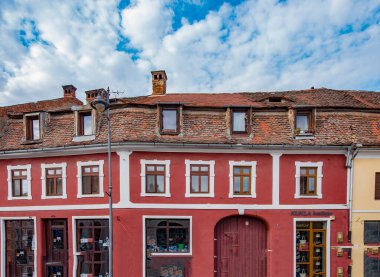 Sibiu 'nun tarihi merkezi şehrin merkezidir, üç pazarın etrafında yoğunlaşmıştır. Tarihi merkezde mimarsız evler inşa edilmiştir ve zanaatkarlar loncası bunları olasılıklara göre inşa etmiştir.