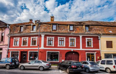 Sibiu 'nun tarihi merkezi şehrin merkezidir, üç pazarın etrafında yoğunlaşmıştır. Tarihi merkezde mimarsız evler inşa edilmiştir ve zanaatkarlar loncası bunları olasılıklara göre inşa etmiştir.
