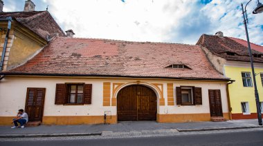 Sibiu 'nun tarihi merkezi şehrin merkezidir, üç pazarın etrafında yoğunlaşmıştır. Tarihi merkezde mimarsız evler inşa edilmiştir ve zanaatkarlar loncası bunları olasılıklara göre inşa etmiştir.