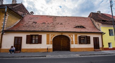 Sibiu 'nun tarihi merkezi şehrin merkezidir, üç pazarın etrafında yoğunlaşmıştır. Tarihi merkezde mimarsız evler inşa edilmiştir ve zanaatkarlar loncası bunları olasılıklara göre inşa etmiştir.