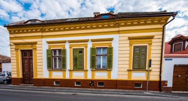 Sibiu 'nun tarihi merkezi şehrin merkezidir, üç pazarın etrafında yoğunlaşmıştır. Tarihi merkezde mimarsız evler inşa edilmiştir ve zanaatkarlar loncası bunları olasılıklara göre inşa etmiştir.