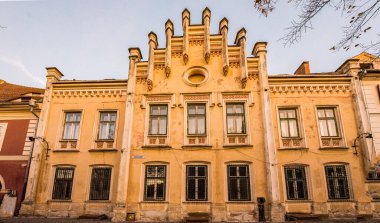 Sibiu 'nun tarihi merkezi şehrin merkezidir, üç pazarın etrafında yoğunlaşmıştır. Tarihi merkezde mimarsız evler inşa edilmiştir ve zanaatkarlar loncası bunları olasılıklara göre inşa etmiştir.