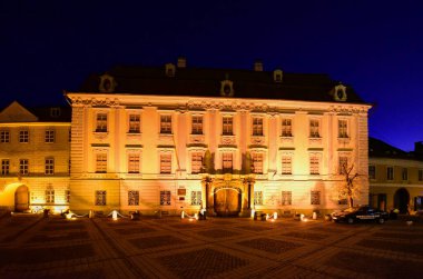 Sibiu 'nun tarihi merkezi şehrin merkezidir, üç pazarın etrafında yoğunlaşmıştır. Tarihi merkezde mimarsız evler inşa edilmiştir ve zanaatkarlar loncası bunları olasılıklara göre inşa etmiştir.