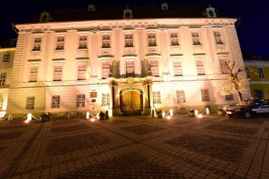 Sibiu 'nun tarihi merkezi şehrin merkezidir, üç pazarın etrafında yoğunlaşmıştır. Tarihi merkezde mimarsız evler inşa edilmiştir ve zanaatkarlar loncası bunları olasılıklara göre inşa etmiştir.