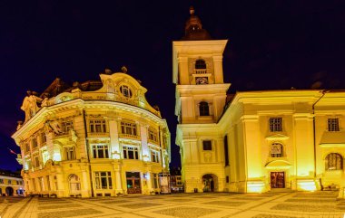 Sibiu 'nun tarihi merkezi şehrin merkezidir, üç pazarın etrafında yoğunlaşmıştır. Tarihi merkezde mimarsız evler inşa edilmiştir ve zanaatkarlar loncası bunları olasılıklara göre inşa etmiştir.