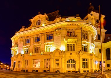 Sibiu 'nun tarihi merkezi şehrin merkezidir, üç pazarın etrafında yoğunlaşmıştır. Tarihi merkezde mimarsız evler inşa edilmiştir ve zanaatkarlar loncası bunları olasılıklara göre inşa etmiştir.