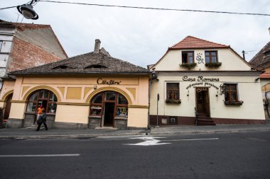 Sibiu 'nun tarihi merkezi şehrin merkezidir, üç pazarın etrafında yoğunlaşmıştır. Tarihi merkezde mimarsız evler inşa edilmiştir ve zanaatkarlar loncası bunları olasılıklara göre inşa etmiştir.