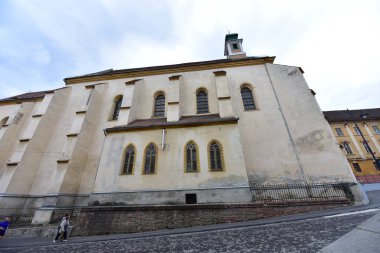 Sibiu 'nun tarihi merkezi şehrin merkezidir, üç pazarın etrafında yoğunlaşmıştır. Tarihi merkezde mimarsız evler inşa edilmiştir ve zanaatkarlar loncası bunları olasılıklara göre inşa etmiştir.