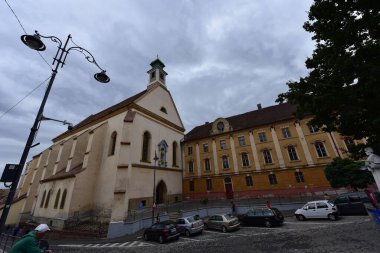 Sibiu 'nun tarihi merkezi şehrin merkezidir, üç pazarın etrafında yoğunlaşmıştır. Tarihi merkezde mimarsız evler inşa edilmiştir ve zanaatkarlar loncası bunları olasılıklara göre inşa etmiştir.
