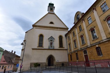 Sibiu 'nun tarihi merkezi şehrin merkezidir, üç pazarın etrafında yoğunlaşmıştır. Tarihi merkezde mimarsız evler inşa edilmiştir ve zanaatkarlar loncası bunları olasılıklara göre inşa etmiştir.