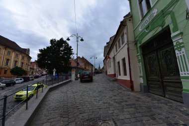 Sibiu 'nun tarihi merkezi şehrin merkezidir, üç pazarın etrafında yoğunlaşmıştır. Tarihi merkezde mimarsız evler inşa edilmiştir ve zanaatkarlar loncası bunları olasılıklara göre inşa etmiştir.