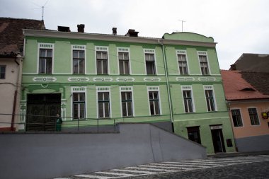 Sibiu 'nun tarihi merkezi şehrin merkezidir, üç pazarın etrafında yoğunlaşmıştır. Tarihi merkezde mimarsız evler inşa edilmiştir ve zanaatkarlar loncası bunları olasılıklara göre inşa etmiştir.