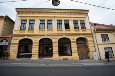 Sibiu 'nun tarihi merkezi şehrin merkezidir, üç pazarın etrafında yoğunlaşmıştır. Tarihi merkezde mimarsız evler inşa edilmiştir ve zanaatkarlar loncası bunları olasılıklara göre inşa etmiştir.