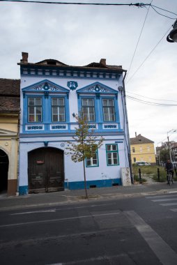 Sibiu 'nun tarihi merkezi şehrin merkezidir, üç pazarın etrafında yoğunlaşmıştır. Tarihi merkezde mimarsız evler inşa edilmiştir ve zanaatkarlar loncası bunları olasılıklara göre inşa etmiştir.