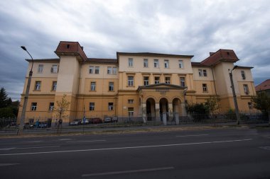 Sibiu 'nun tarihi merkezi şehrin merkezidir, üç pazarın etrafında yoğunlaşmıştır. Tarihi merkezde mimarsız evler inşa edilmiştir ve zanaatkarlar loncası bunları olasılıklara göre inşa etmiştir.