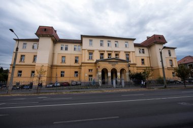 Sibiu 'nun tarihi merkezi şehrin merkezidir, üç pazarın etrafında yoğunlaşmıştır. Tarihi merkezde mimarsız evler inşa edilmiştir ve zanaatkarlar loncası bunları olasılıklara göre inşa etmiştir.