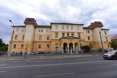 Sibiu 'nun tarihi merkezi şehrin merkezidir, üç pazarın etrafında yoğunlaşmıştır. Tarihi merkezde mimarsız evler inşa edilmiştir ve zanaatkarlar loncası bunları olasılıklara göre inşa etmiştir.