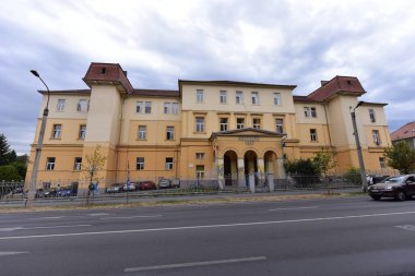 Sibiu 'nun tarihi merkezi şehrin merkezidir, üç pazarın etrafında yoğunlaşmıştır. Tarihi merkezde mimarsız evler inşa edilmiştir ve zanaatkarlar loncası bunları olasılıklara göre inşa etmiştir.