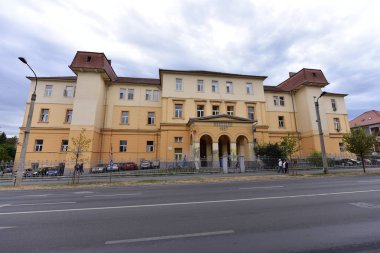 Sibiu 'nun tarihi merkezi şehrin merkezidir, üç pazarın etrafında yoğunlaşmıştır. Tarihi merkezde mimarsız evler inşa edilmiştir ve zanaatkarlar loncası bunları olasılıklara göre inşa etmiştir.