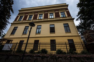 Sibiu 'nun tarihi merkezi şehrin merkezidir, üç pazarın etrafında yoğunlaşmıştır. Tarihi merkezde mimarsız evler inşa edilmiştir ve zanaatkarlar loncası bunları olasılıklara göre inşa etmiştir.
